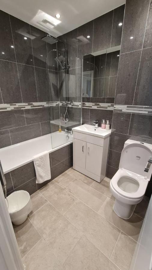 Cosy Flats Near Heathrow, Group Bookings Available With Parking Space Hounslow Exteriér fotografie