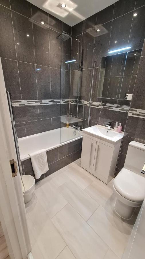 Cosy Flats Near Heathrow, Group Bookings Available With Parking Space Hounslow Exteriér fotografie