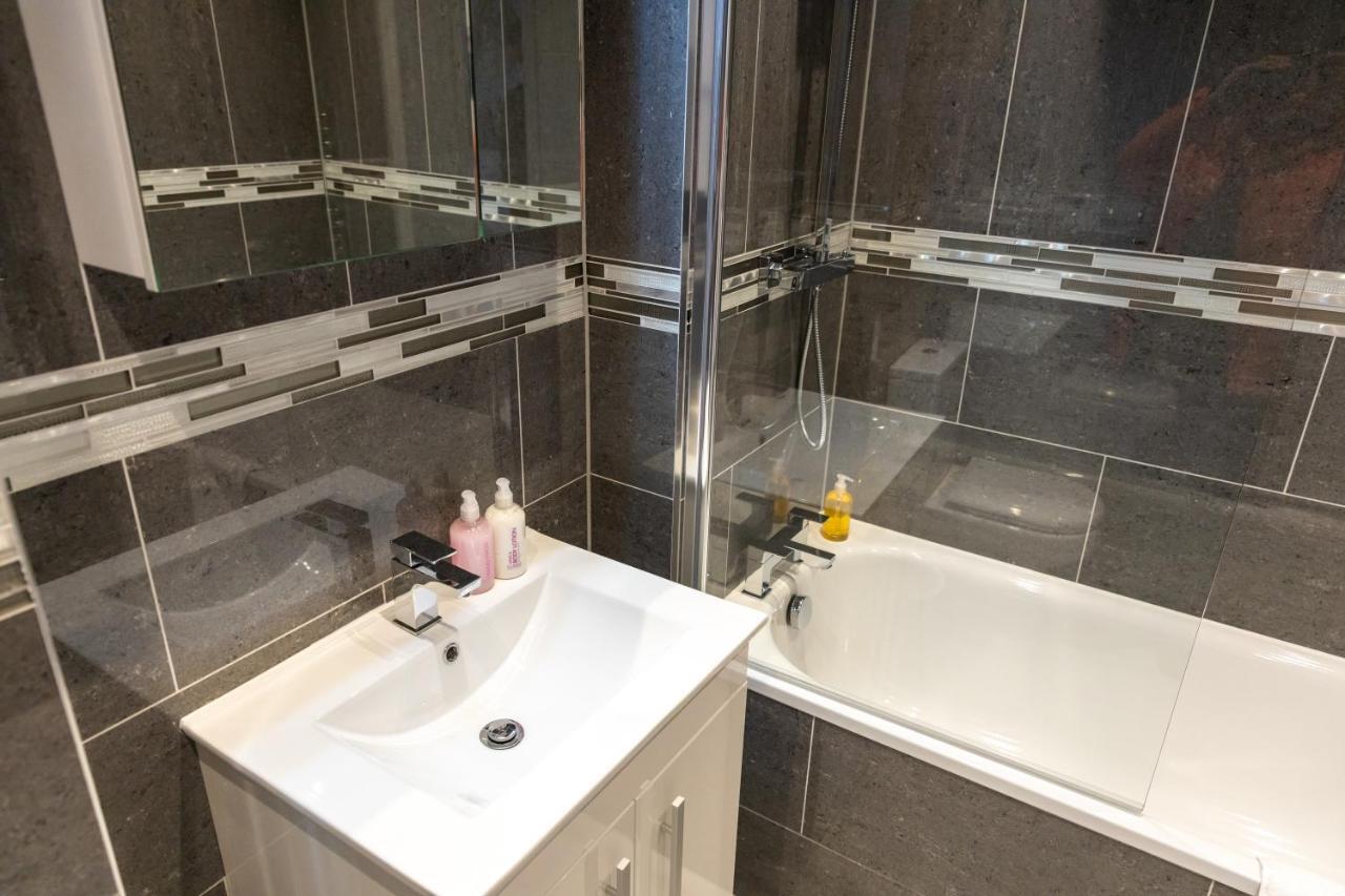 Cosy Flats Near Heathrow, Group Bookings Available With Parking Space Hounslow Exteriér fotografie