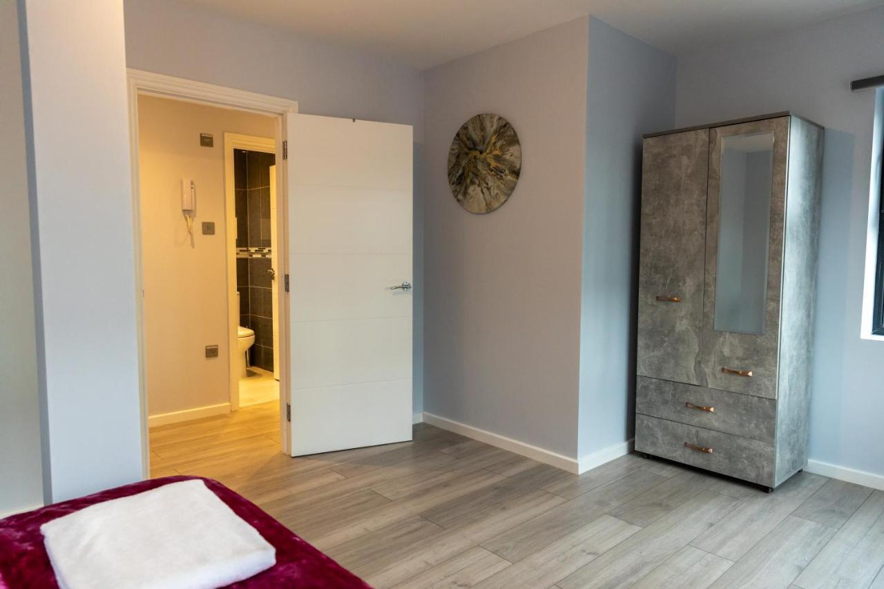 Cosy Flats Near Heathrow, Group Bookings Available With Parking Space Hounslow Exteriér fotografie