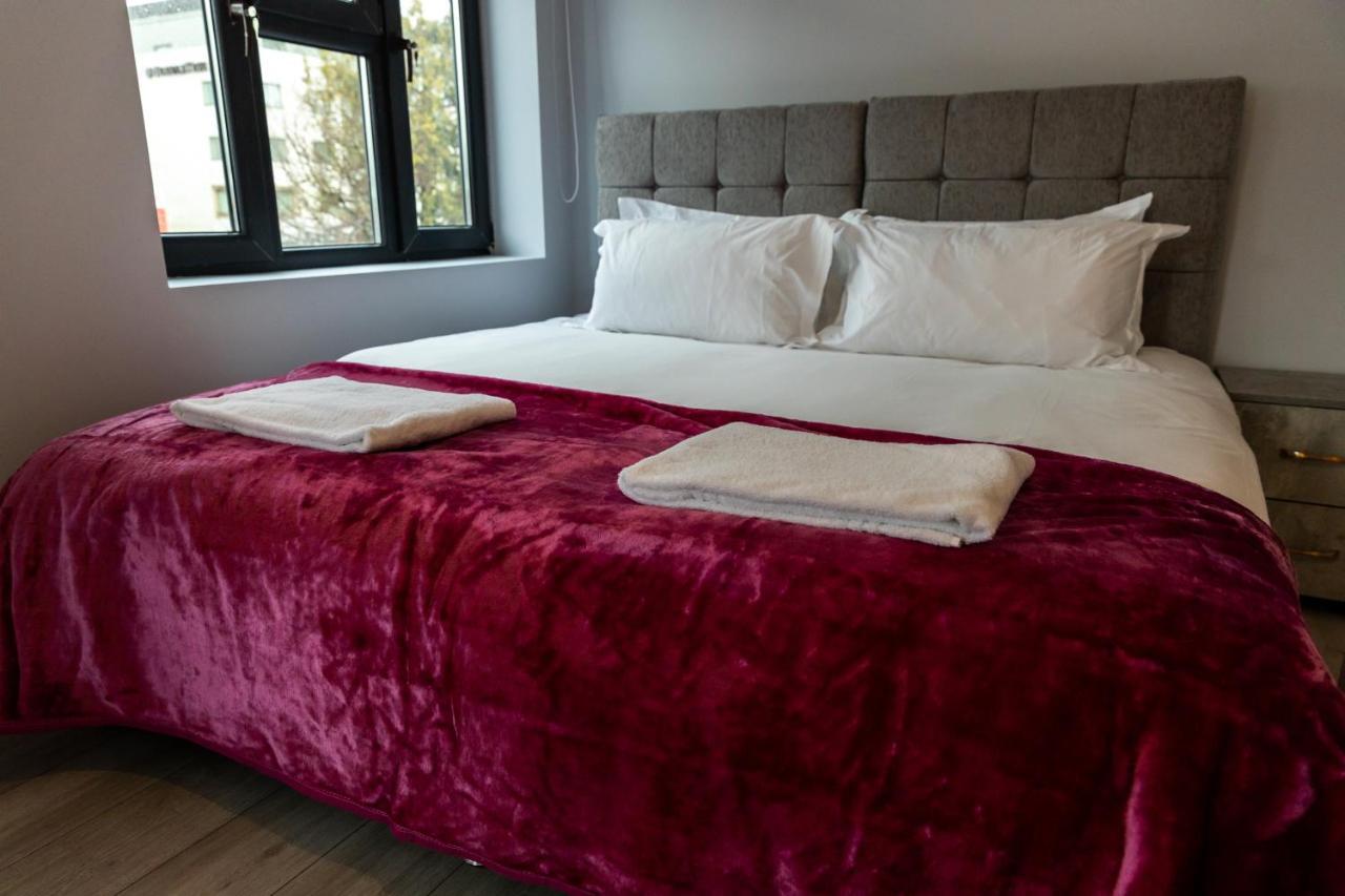 Cosy Flats Near Heathrow, Group Bookings Available With Parking Space Hounslow Exteriér fotografie